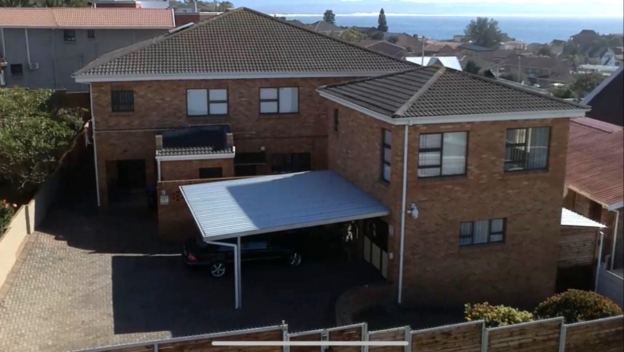 6 Bedroom Property for Sale in Wavecrest Eastern Cape